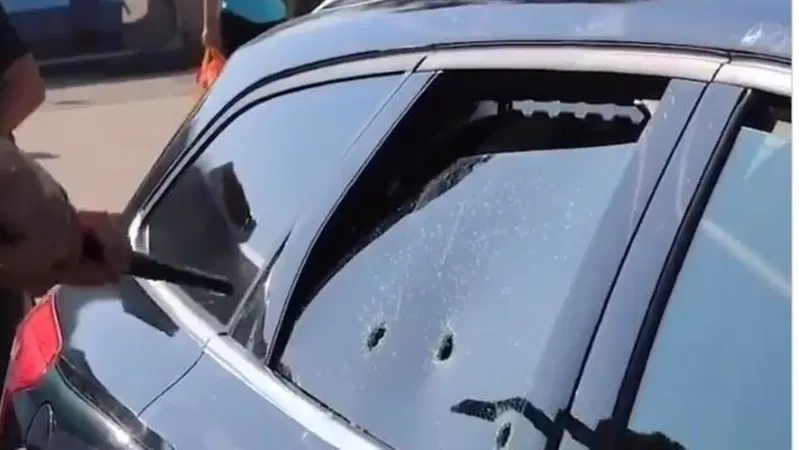 La Polizia rompe il finestrino di un'auto per salvare due cani. Il proprietario si infuria [Video]