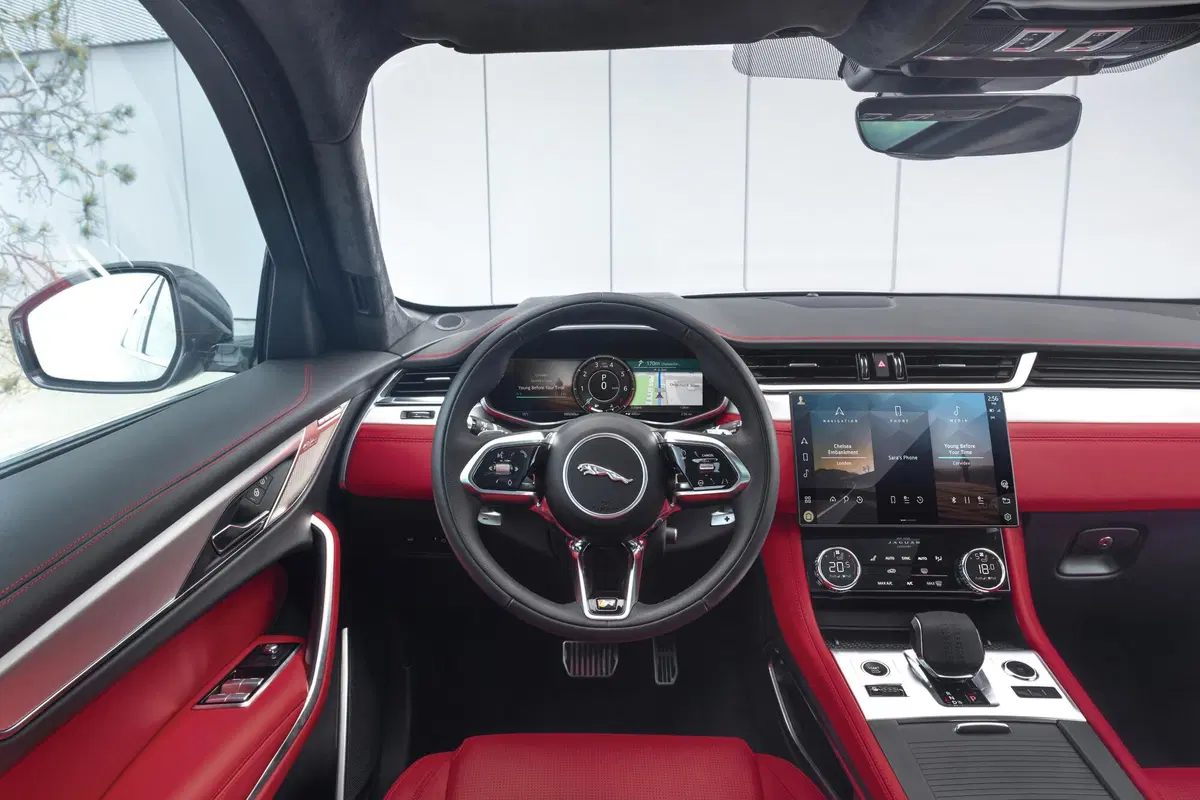Jaguar F-Pace 3.0d i6 mhev R-Dynamic SE 90th Anniversary Edition awd 300cv auto (15)