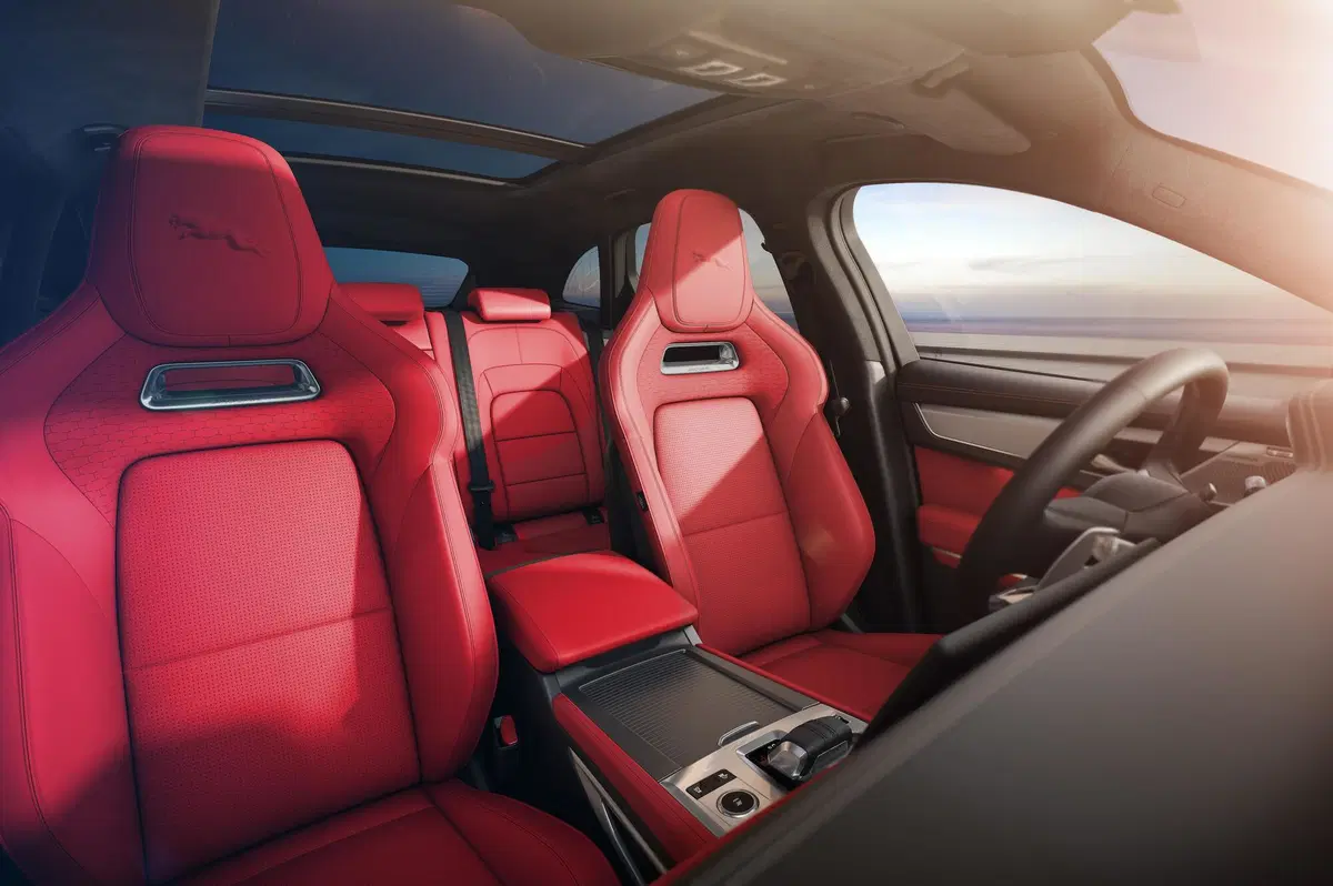 Jaguar F-Pace 3.0d i6 mhev R-Dynamic SE 90th Anniversary Edition awd 300cv auto (17)