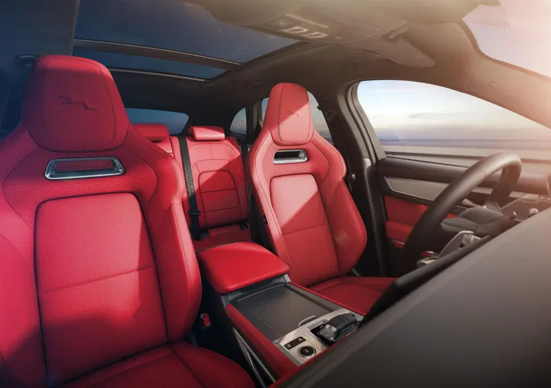 Jaguar F-Pace (17)
