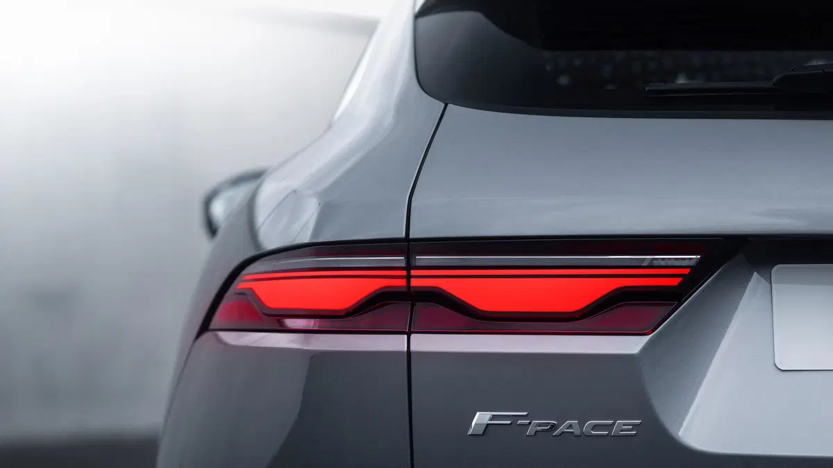 Jaguar F-Pace 3.0d i6 mhev R-Dynamic SE 90th Anniversary Edition awd 300cv auto (21)