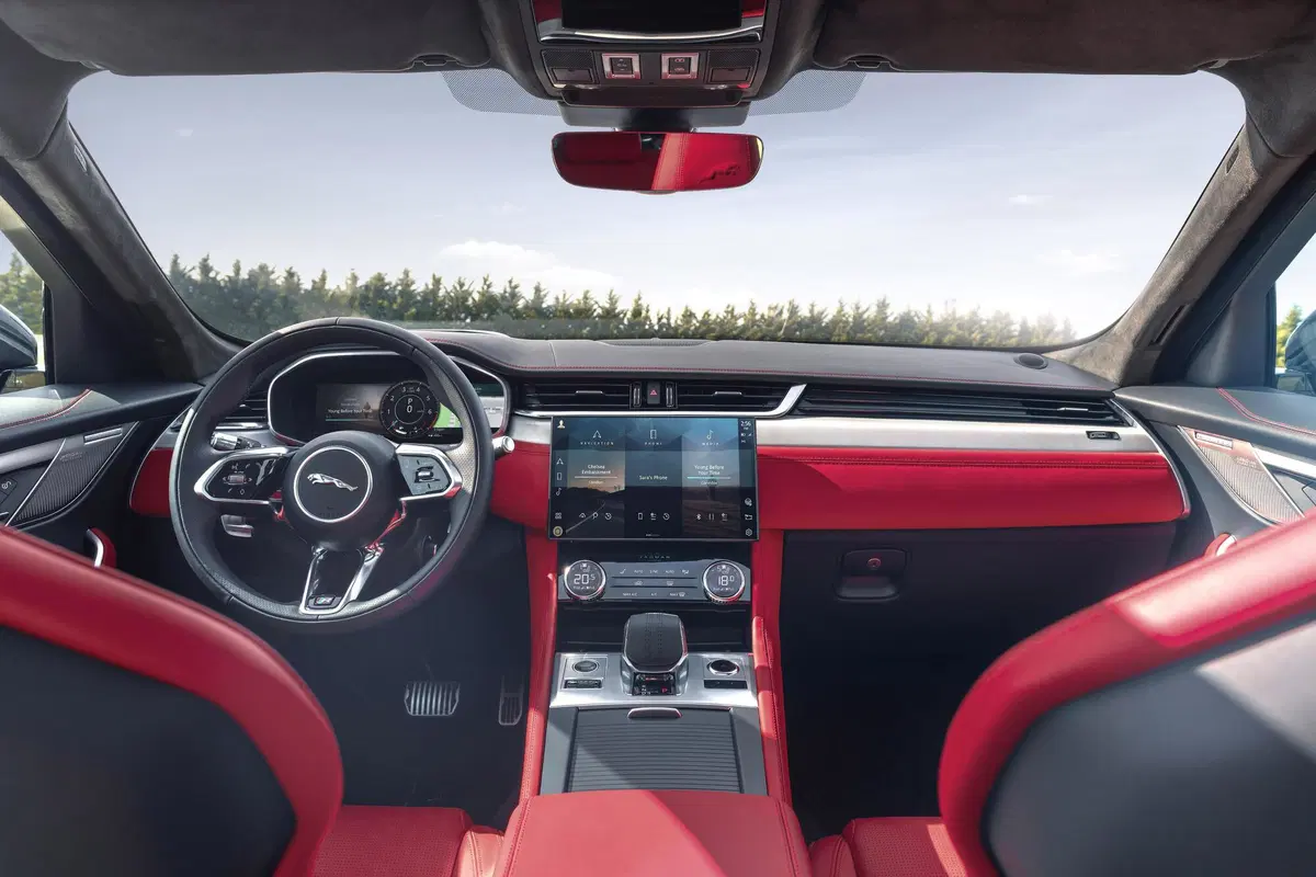 Jaguar F-Pace 3.0d i6 mhev R-Dynamic SE 90th Anniversary Edition awd 300cv auto (19)