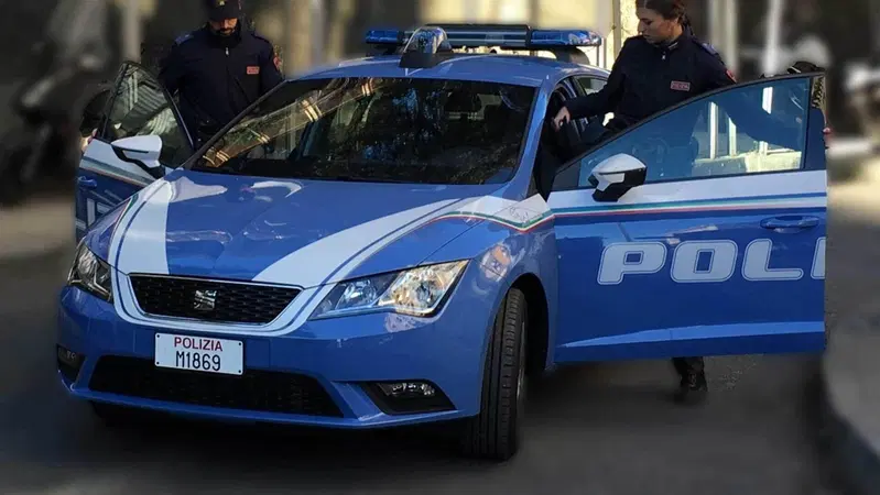 Lodi, finisce con l'auto nel canale. La Polizia la salva