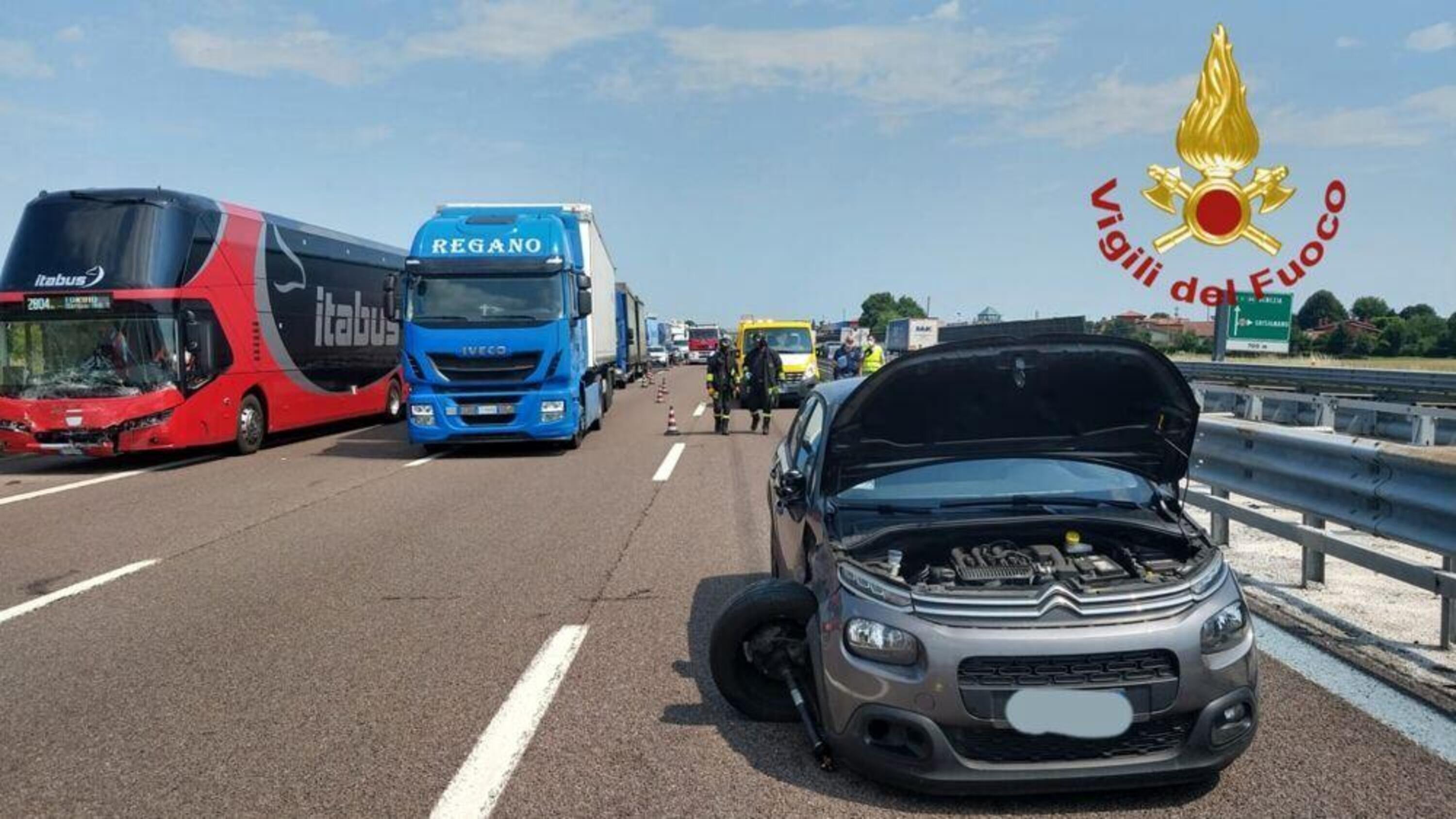 Brutto incidente in autostrada A4, Pullman Itabus e camion coinvolti insieme a 2 auto