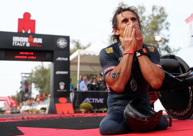 Alex Zanardi a un anno dall&rsquo;incidente: &laquo;In poltrona, fa riabilitazione e ascolta Venditti. Ma la strada &egrave; lunga&raquo;