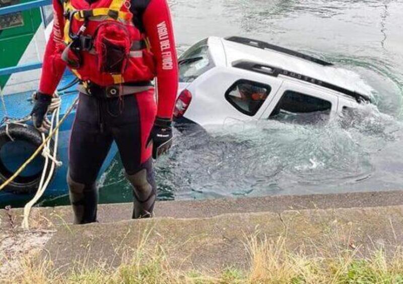 Turbigo (Milano), auto finisce nel Naviglio: ancora nessuna traccia del conducente