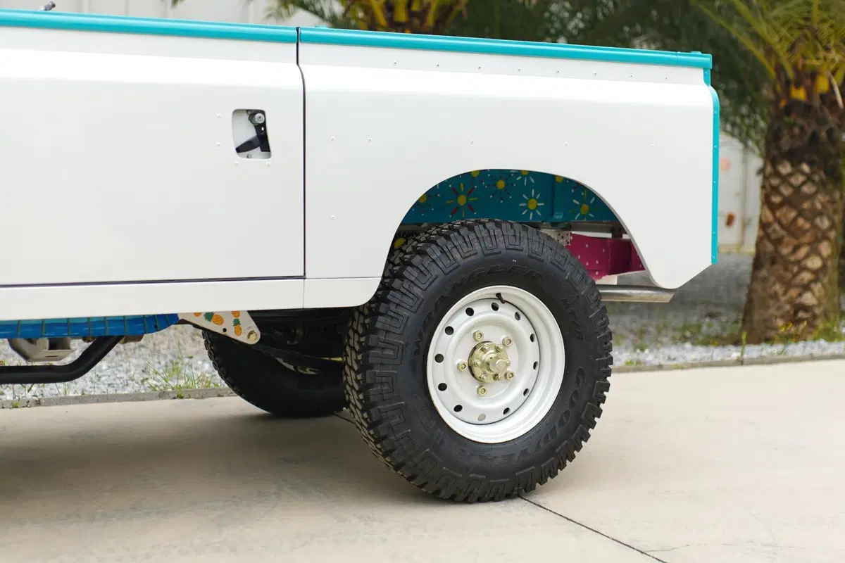 Tedeschi meno fantasiosi degli italiani? Ecco come hanno americanizzato una Land Rover (5)