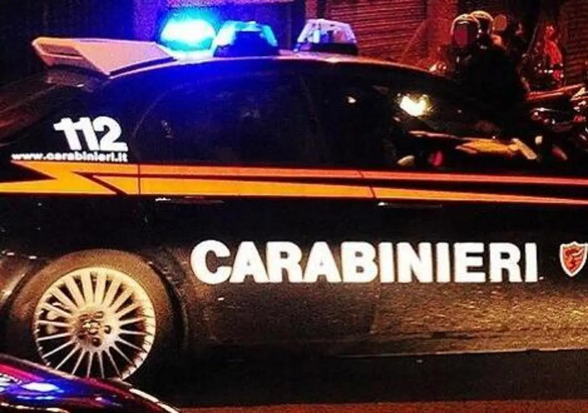 Esce di strada, l'auto si cappotta. Chiude la macchina a chiave e torna a casa a piedi