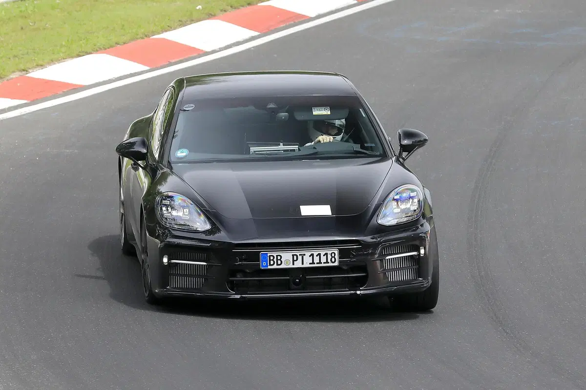 Porsche Panamera restyling, le foto spia al Nürburgring (2)