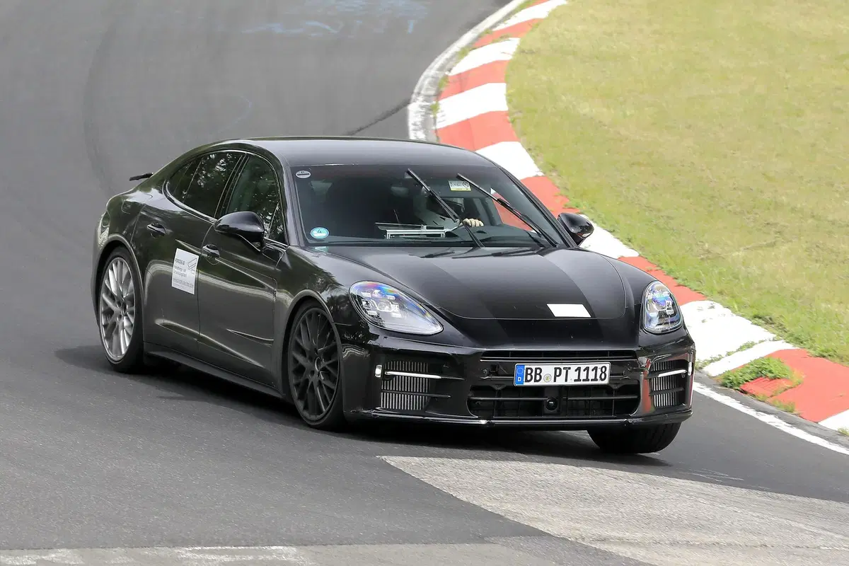 Porsche Panamera restyling, le foto spia al Nürburgring (3)