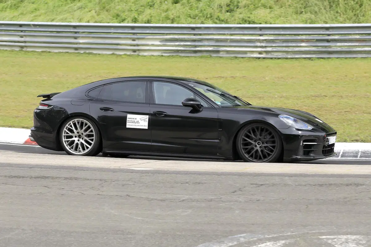Porsche Panamera restyling, le foto spia al Nürburgring (4)