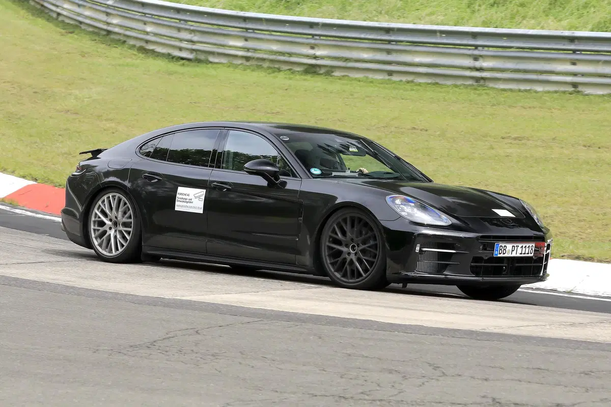 Porsche Panamera restyling, le foto spia al Nürburgring (5)