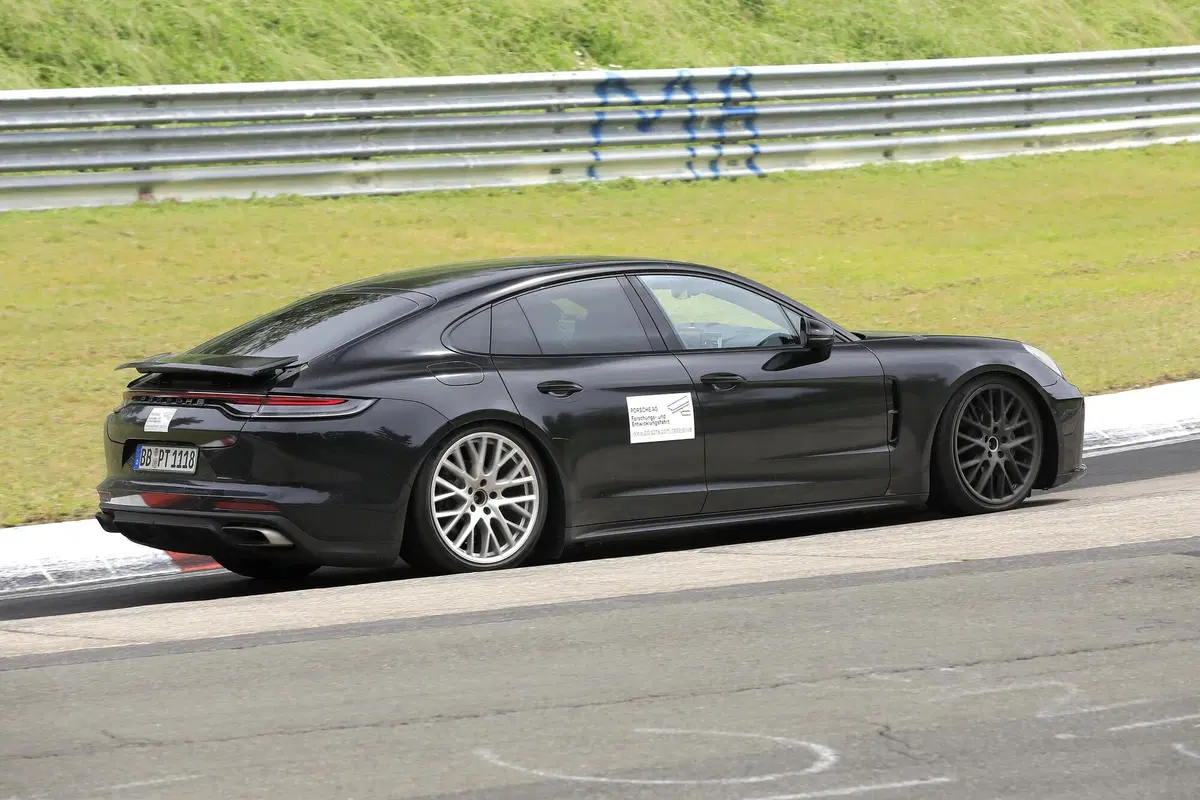 Porsche Panamera restyling, le foto spia al Nürburgring (6)