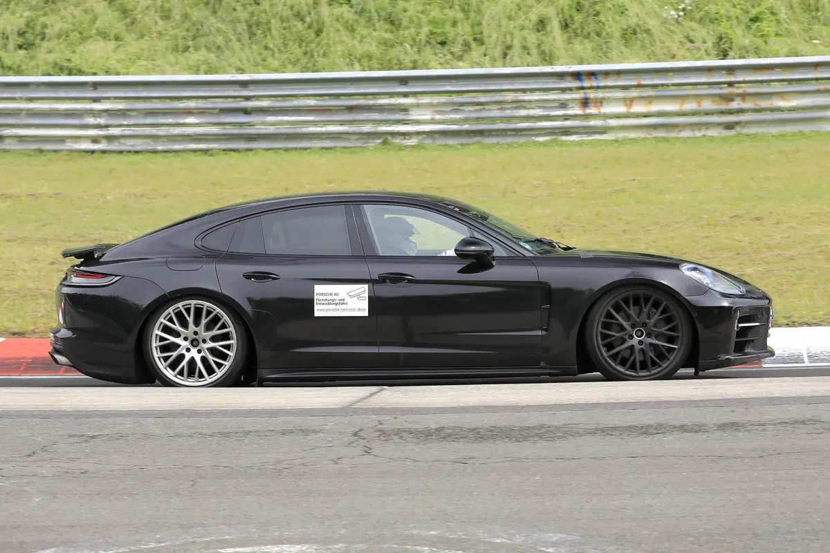 Porsche Panamera restyling, le foto spia al Nürburgring (7)