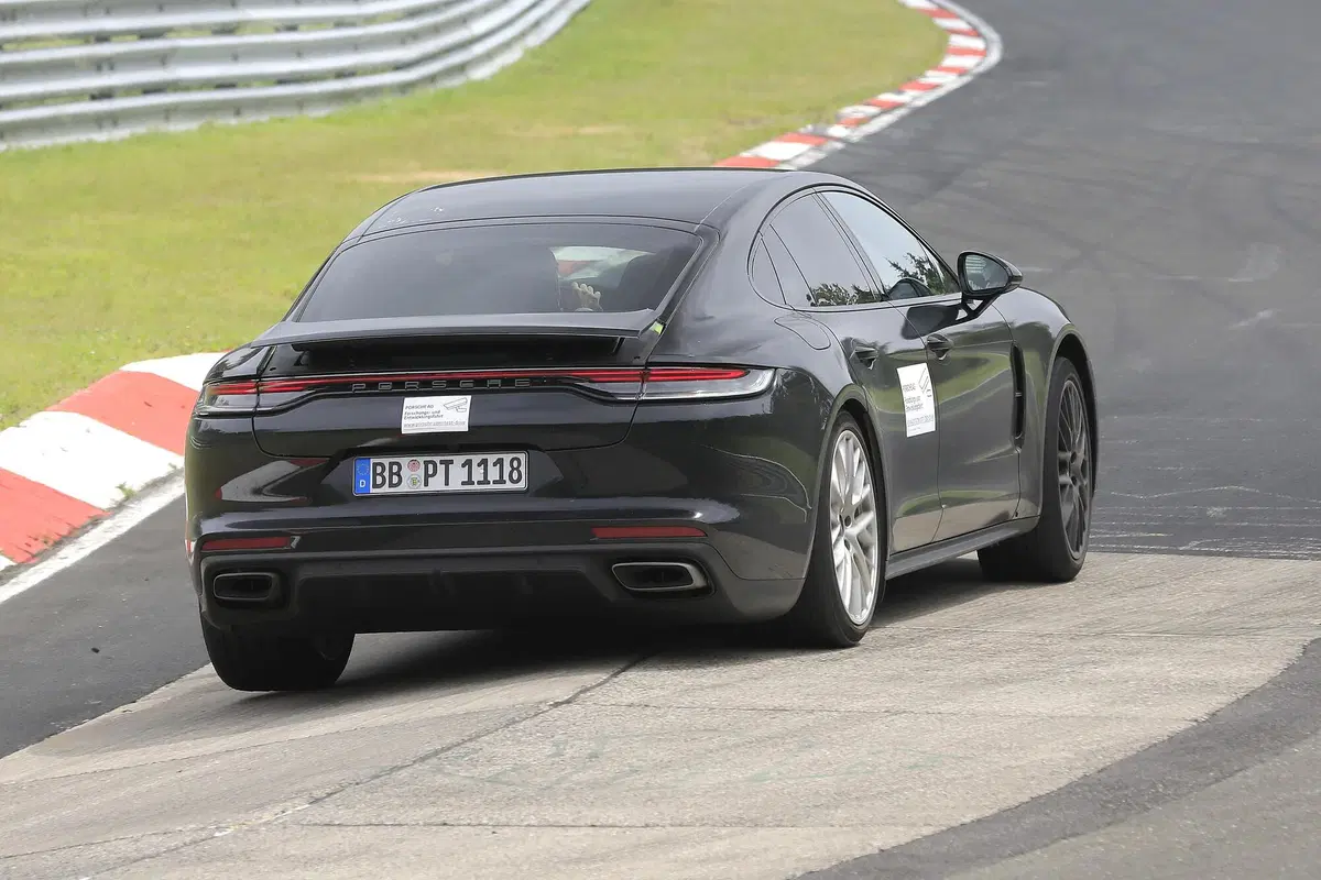 Porsche Panamera restyling, le foto spia al Nürburgring (8)
