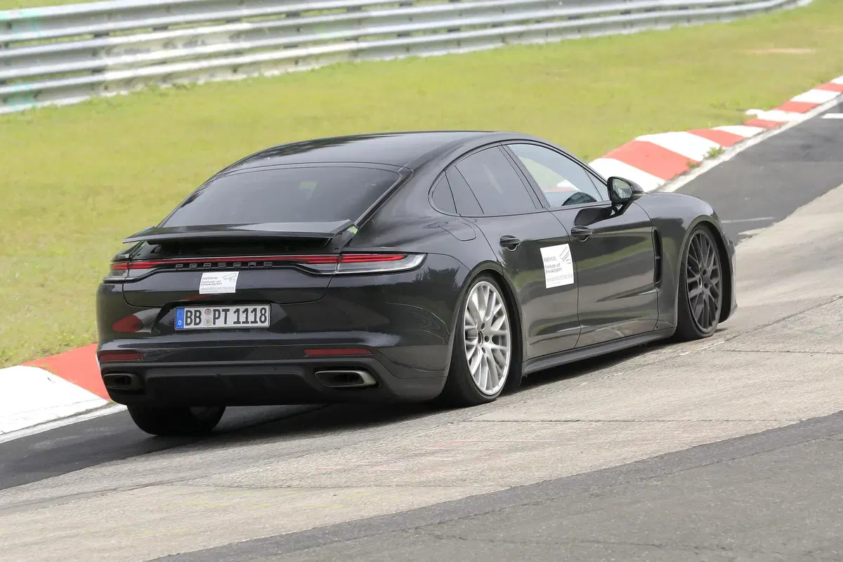 Porsche Panamera restyling, le foto spia al Nürburgring (9)