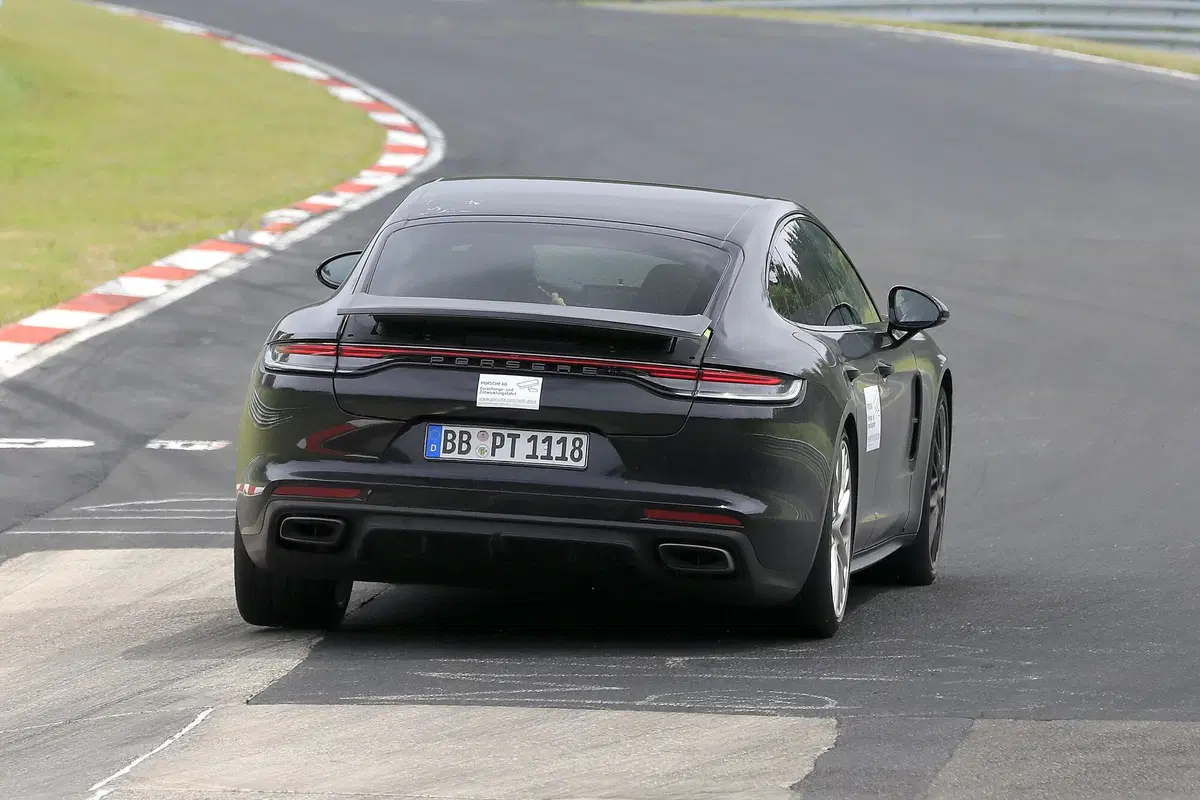 Porsche Panamera restyling, le foto spia al Nürburgring (10)