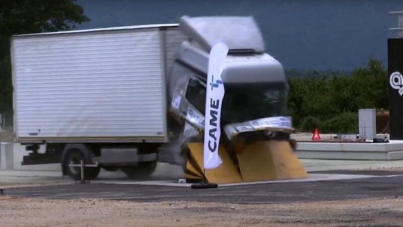Gli incredibili crash test dei Road Blocker contro attentati in piazza [video]