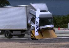 Gli incredibili crash test dei Road Blocker contro attentati in piazza [video]