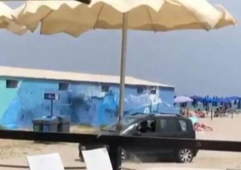 Cagliari: arriva in spiaggia con l'auto e parcheggia tra i bagnanti. Maxi multa inevitabile