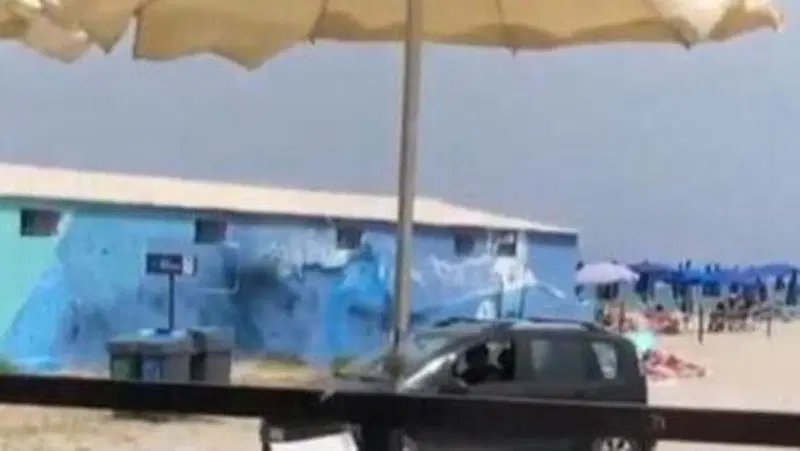 Cagliari: arriva in spiaggia con l'auto e parcheggia tra i bagnanti. Maxi multa inevitabile