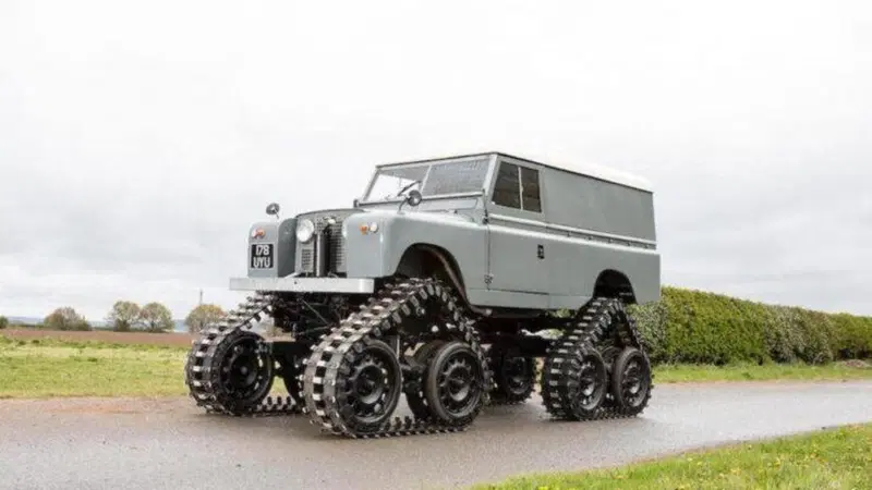 Fuoristrada sopra la media? Land Rover coi cingoli. Cos'altro?