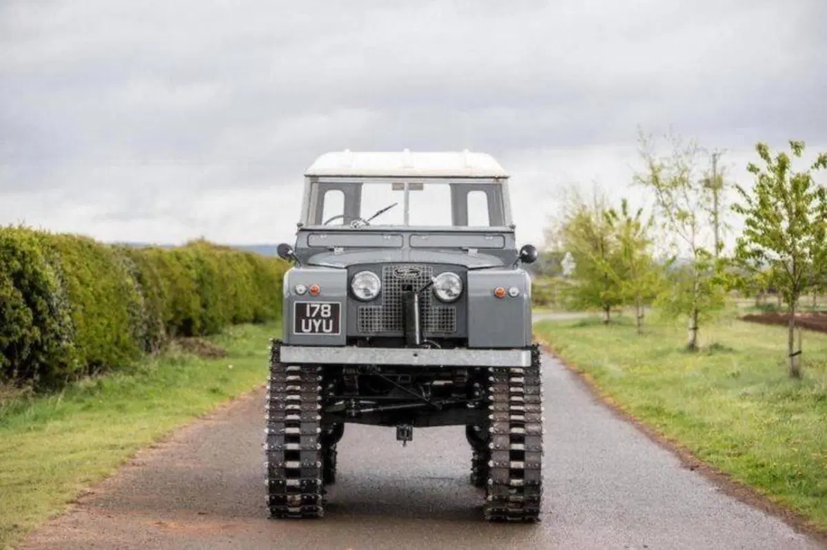 Fuoristrada sopra la media? Land Rover coi cingoli. Cos'altro? (2)