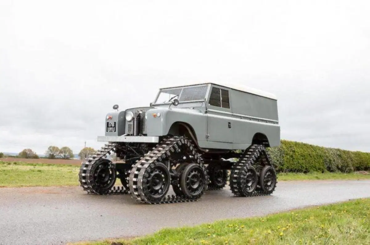 Fuoristrada sopra la media? Land Rover coi cingoli. Cos'altro?