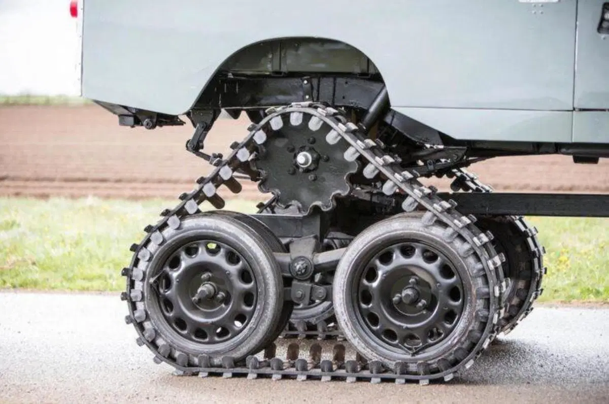Fuoristrada sopra la media? Land Rover coi cingoli. Cos'altro? (3)