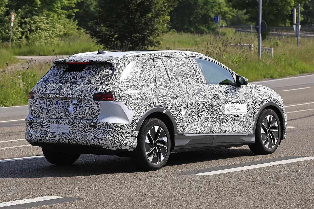 Audi, in arrivo un altro SUV elettrico? Ecco le foto spia (6)