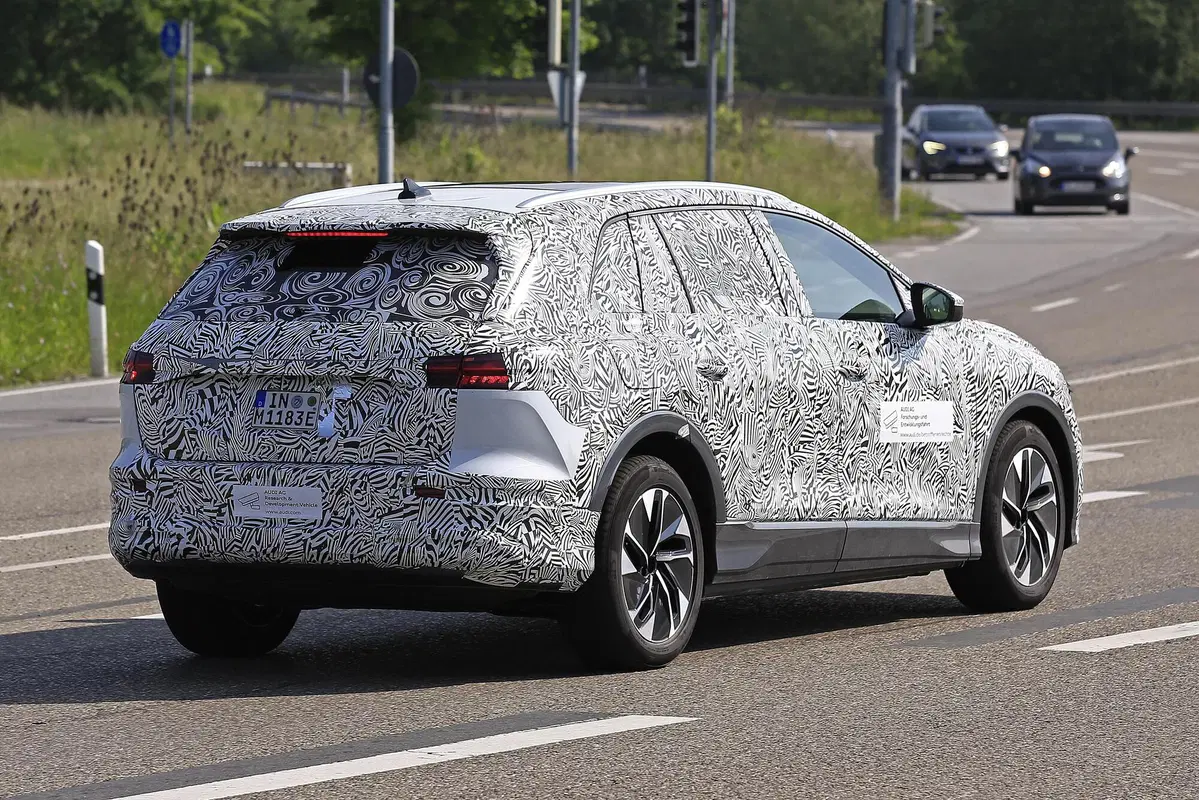 Audi, in arrivo un altro SUV elettrico? Ecco le foto spia (9)
