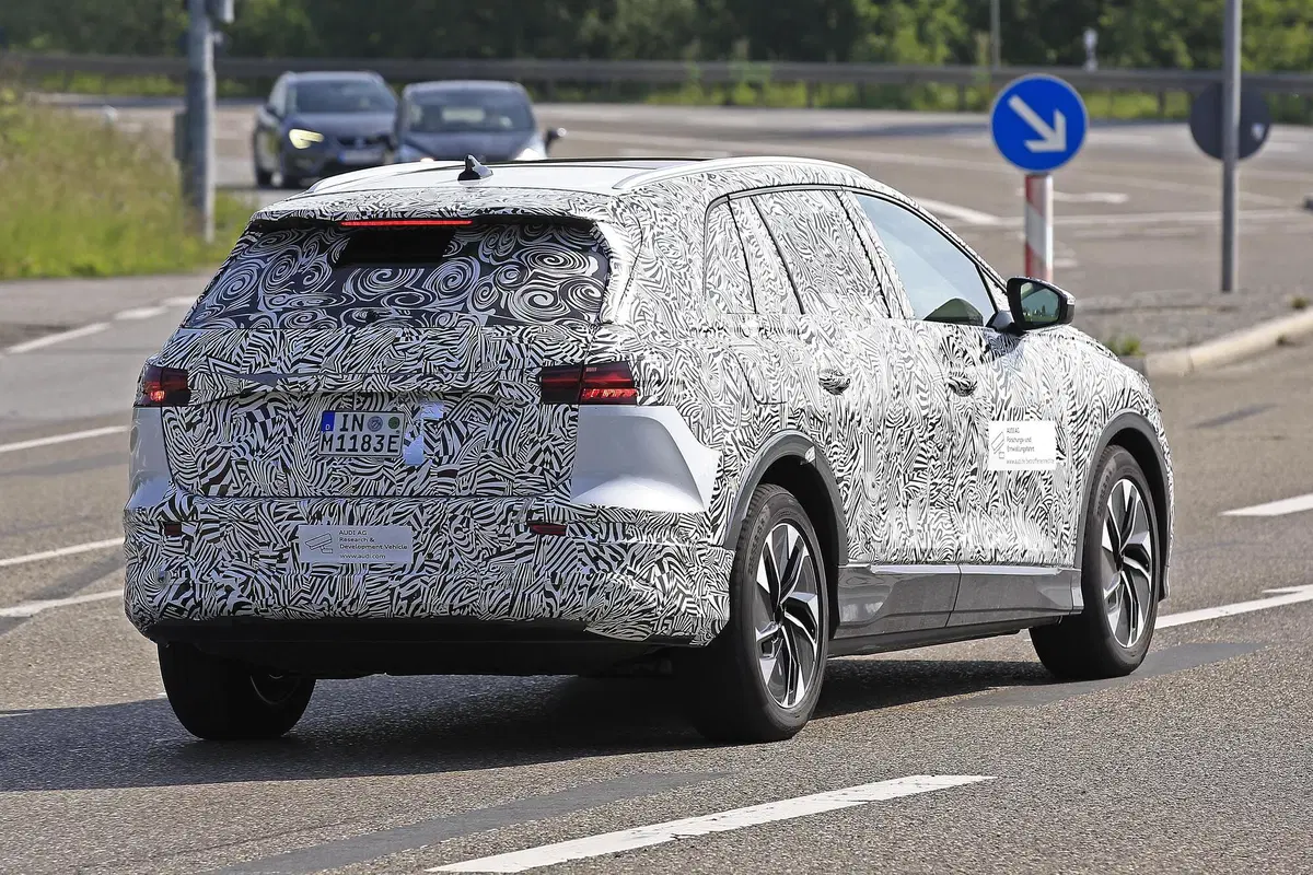 Audi, in arrivo un altro SUV elettrico? Ecco le foto spia (10)