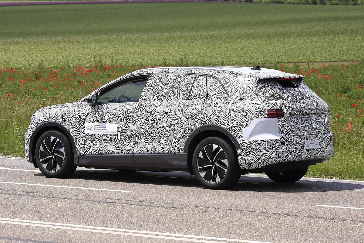 Audi, in arrivo un altro SUV elettrico? Ecco le foto spia (15)