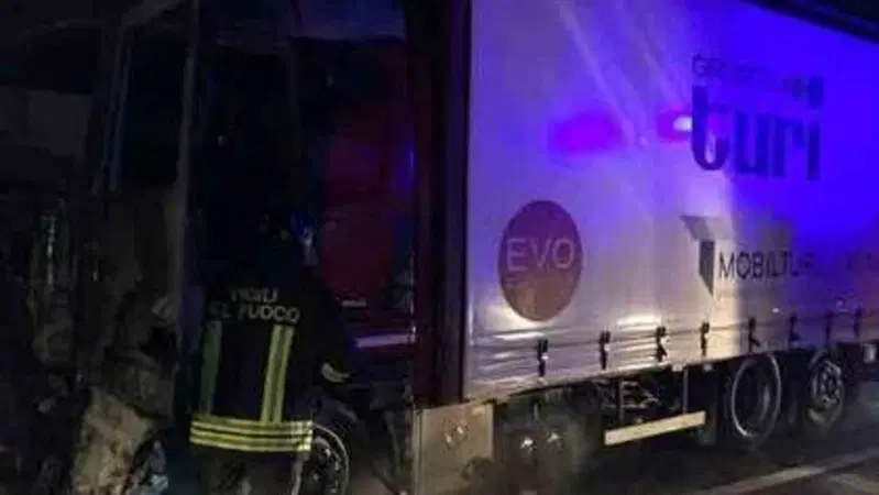 Panico nel Traforo del Gran Sasso: camion a fuoco, ma nessun ferito