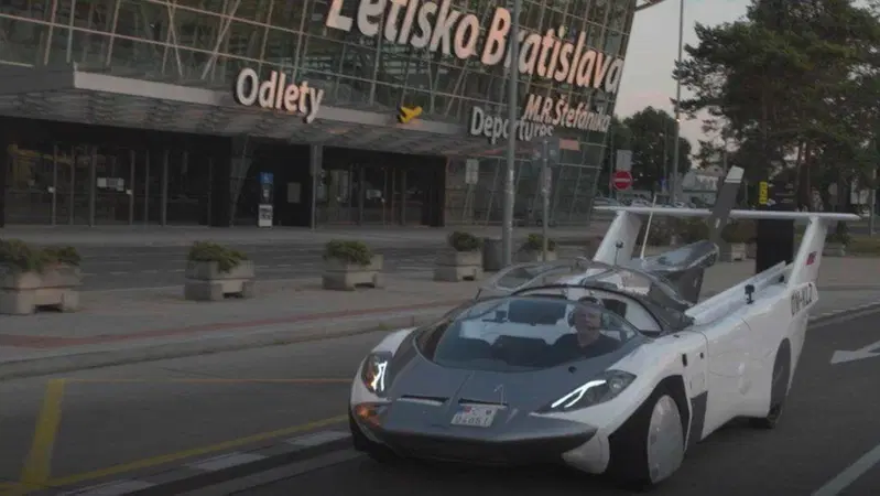 Primo collaudo pubblico dell'auto volante AirCar [video]