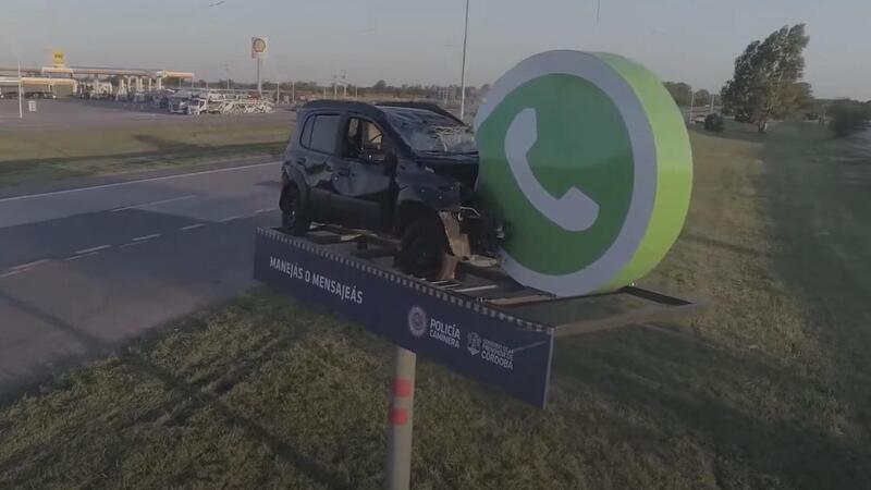 Video Rewind: Social Crash, la spettacolare campagna anti-distrazione alla guida della polizia di Cordoba