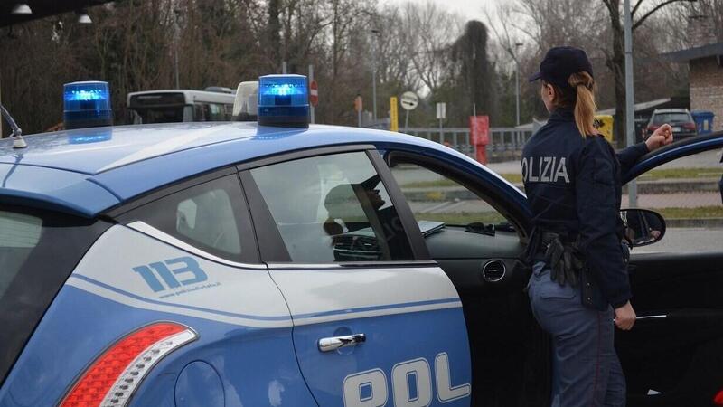 Lecce, bambino chiuso in auto: i poliziotti lo salvano spaccando il deflettore