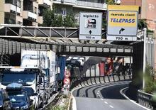 Liguria, è caos in autostrada. I camionisti in coda scendono dai tir per protesta