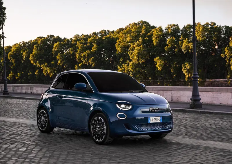 Fiat 500 elettrica sbarca fuori dall'Europa: debutta in Israele
