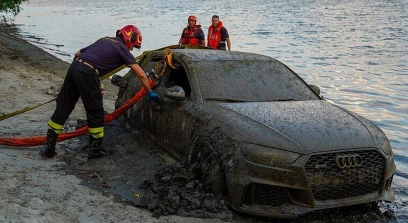 Mistero a 4 ruote nel fiume Po: emerge dalle acque Audi con chiave nel blocchetto e volante bloccato