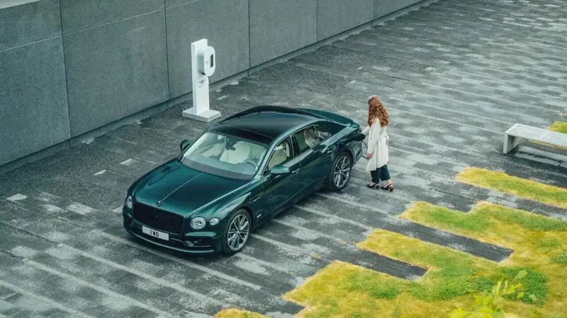 I tedeschi mettono la spina a una seconda Bentley: ecco la Flying Spur PHEV