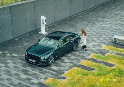 I tedeschi mettono la spina a una seconda Bentley: ecco la Flying Spur PHEV