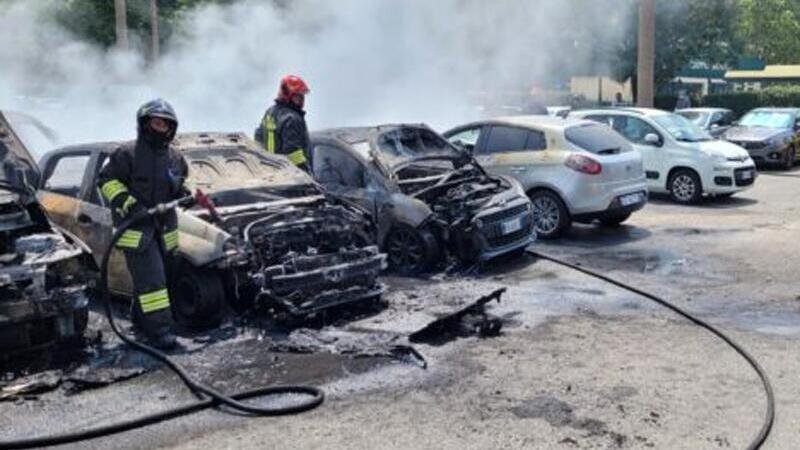 Il piromane seriale che ha incendiato 17 auto a Torino era un 29enne nigeriano: arrestato [VIDEO]
