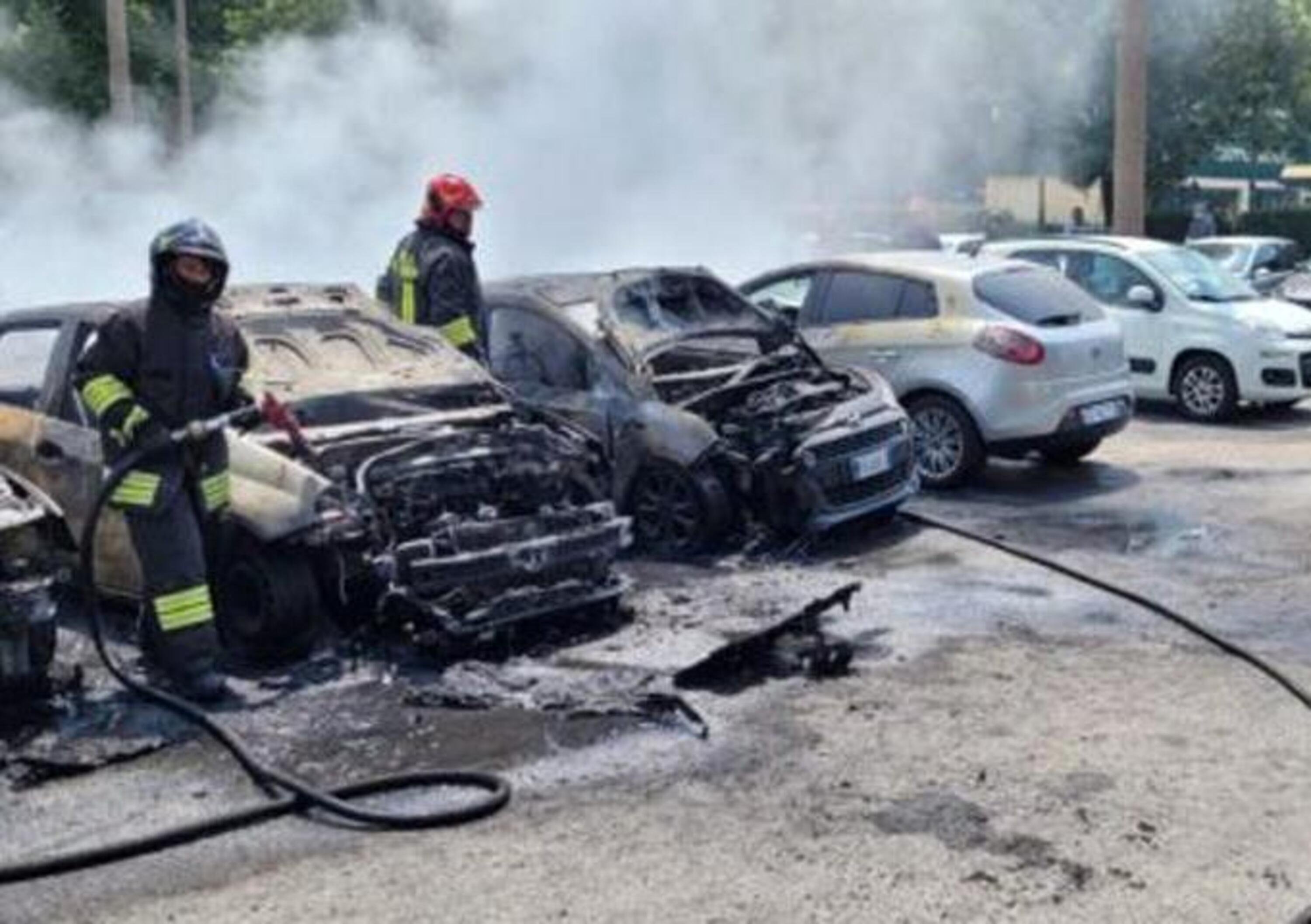 Il piromane seriale che ha incendiato 17 auto a Torino era un 29enne nigeriano: arrestato [VIDEO]