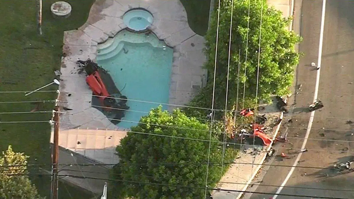 Incredibile incidente mortale in California: Corvette finisce in piscina a 240 km/h [3 persone a bordo] (3)