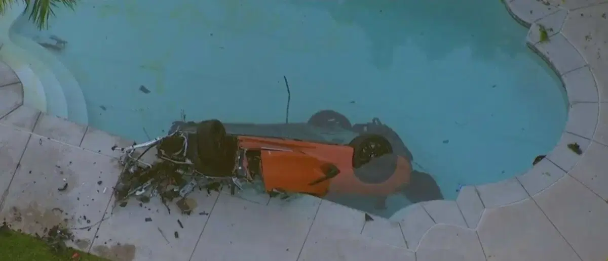 Incredibile incidente mortale in California: Corvette finisce in piscina a 240 km/h [3 persone a bordo] (2)