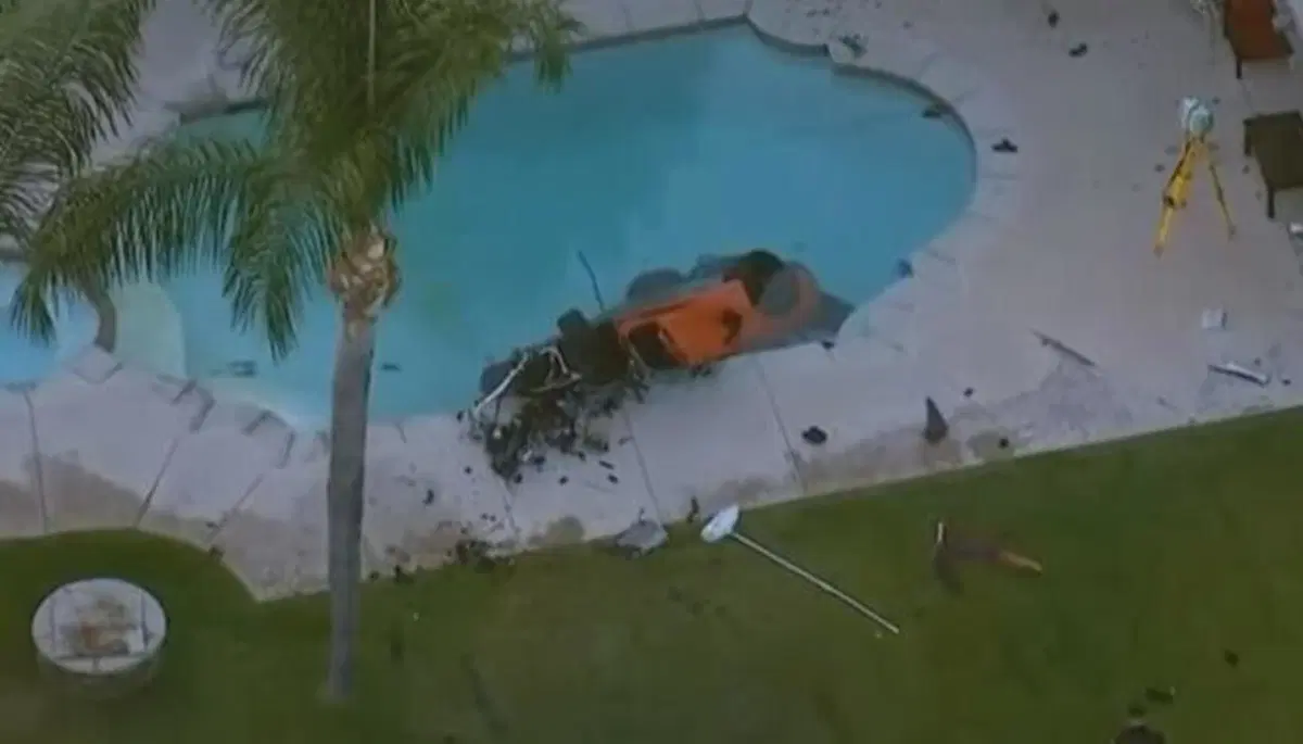 Incredibile incidente mortale in California: Corvette finisce in piscina a 240 km/h [3 persone a bordo] (5)