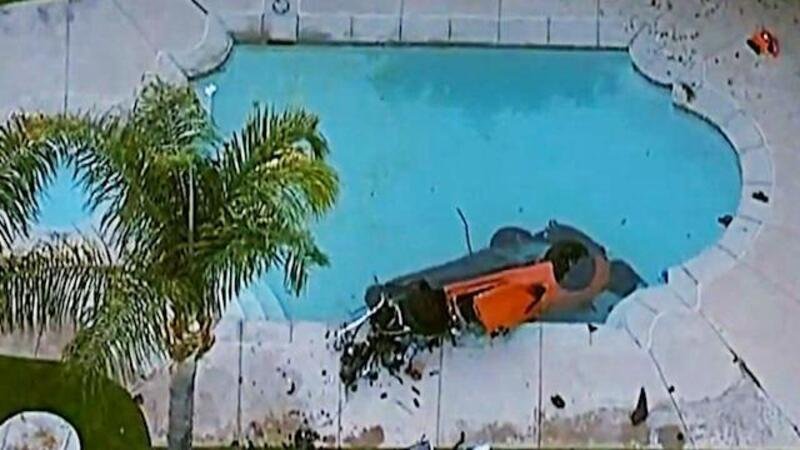 Incredibile incidente mortale in California: Corvette finisce in piscina a 240 km/h [3 persone a bordo]