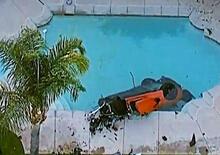 Incredibile incidente mortale in California: Corvette finisce in piscina a 240 km/h [3 persone a bordo]