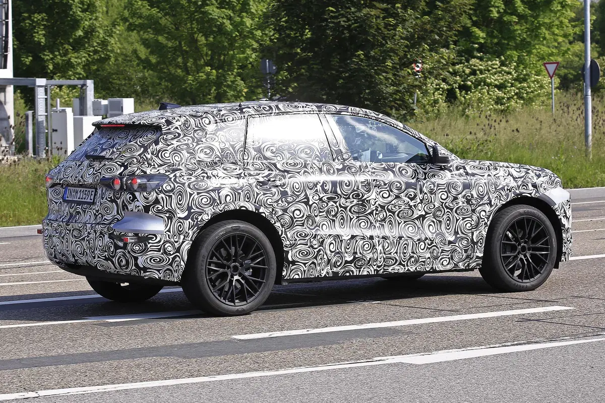 Audi Q6 e-tron, le foto spia (11)